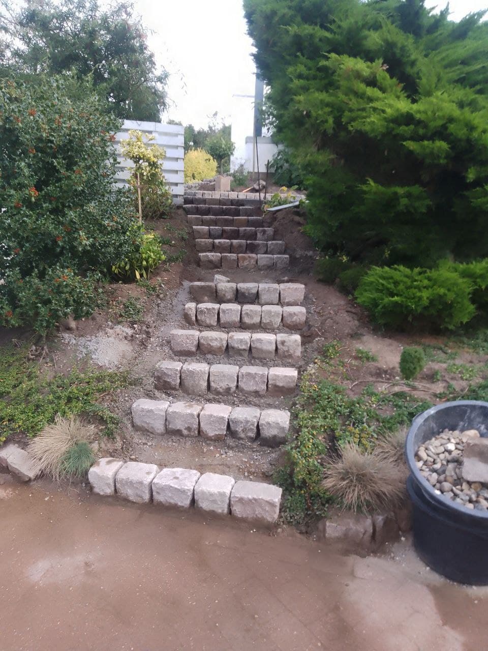 Terrasser, parkeringspladser, trapper og stier